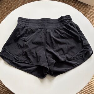 Lululemon Hotty Hot High-Rise Lined Short 2.5”, size 6